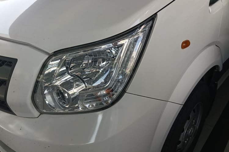 Used Foton Toano 2023 2.0T Manual Urban Version Short Wheelbase Mid-Height Design with Single Rear Tire—5/6/9 Seater Left Front Headlight