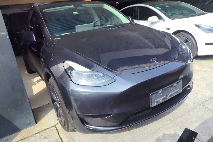 Used Tesla Model Y 2024 Rear-Wheel-Drive Version Front Right 45 Deg