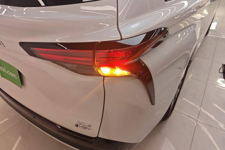 Used Toyota SIENNA 2024 2.5L Hybrid Luxury Edition