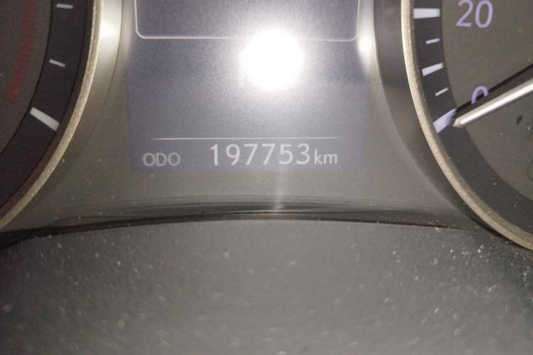 Used Lexus ES 2017 300h Mark Levinson Comfort Edition Odometer Close Up