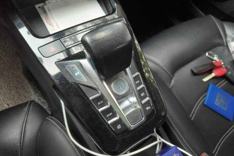 Used BYD Yuan New Energy 2019 EV360 Smart Connect Luxurious Model Gear Lever