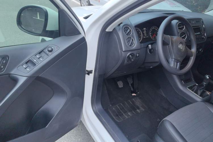 Used Volkswagen Tiguan 2015 1.8TSI Manual Two-Wheel Drive Fashion Edition Interior 3