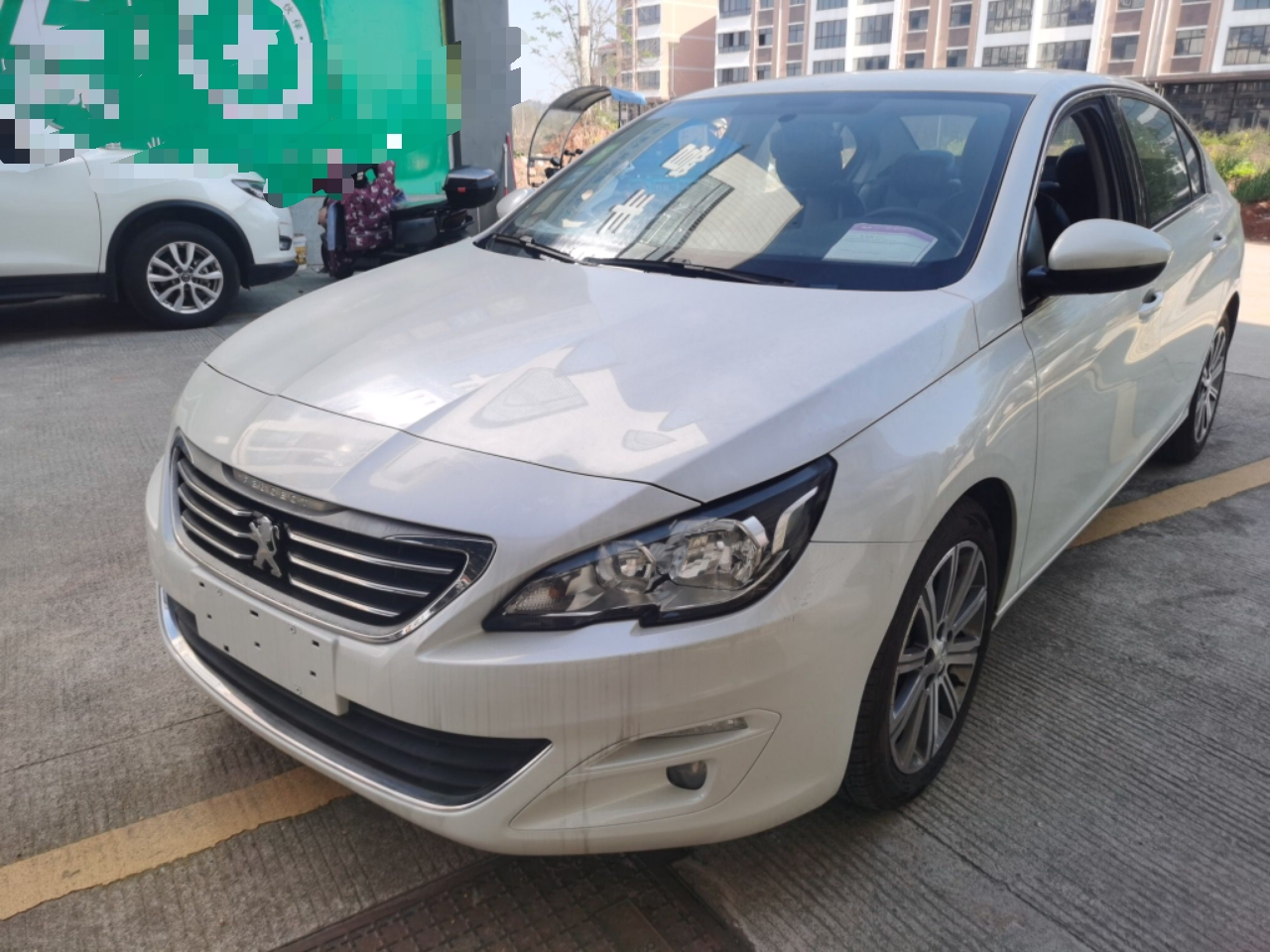 تحت مقدمة السيارة