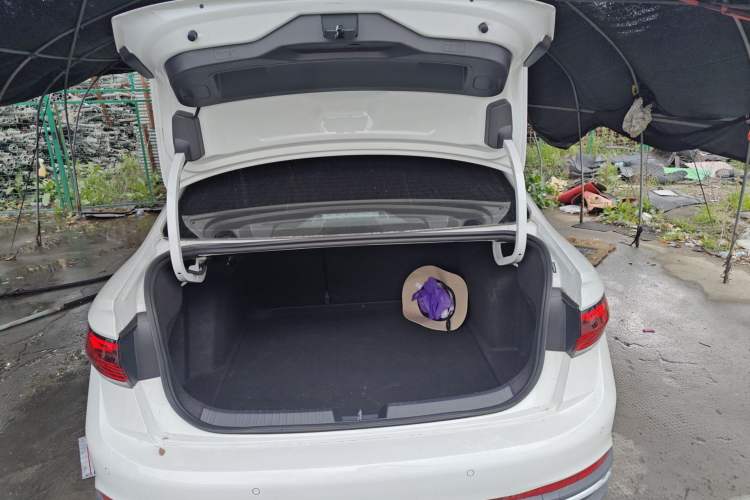 Used Volkswagen Sagitar 2025 Revised 300TSI DSG Excellence Edition Trunk