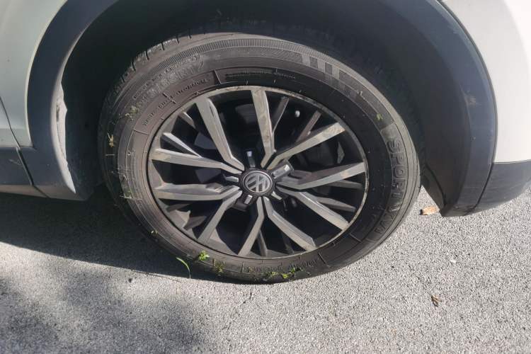 Used Volkswagen Tiguan L 2017 330TSI Automatic Two-Wheel Drive Luxury Edition Right Front Wheel Hub