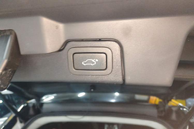 Used Land Rover Range Evoque 2014 2.0T 5-Door Ignite Edition Trunk