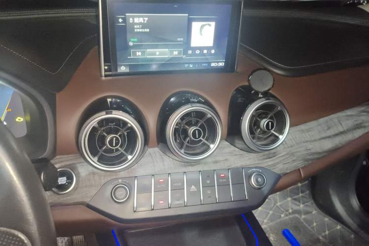 Used Wey VV7 2019 Upgraded Model 2.0T Ultra-Luxury Version China VI Standard
