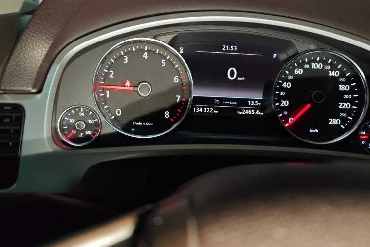 Used Volkswagen Touareg 2011 3.0 TSI Standard Version Odometer Close Up