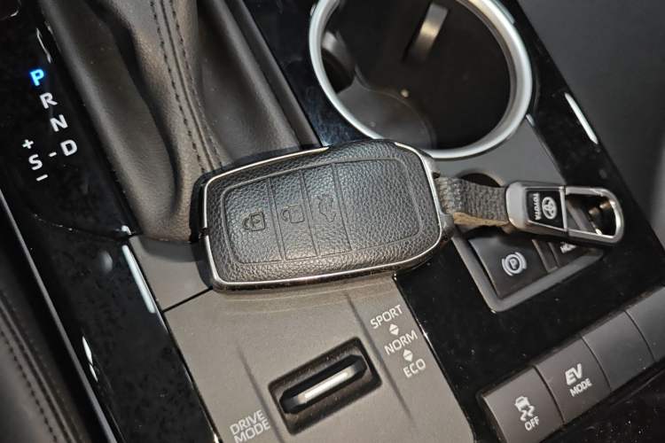 Used Toyota Highlander 2024 2.5L Smart Electric Hybrid Dual-Engine Two-Wheel Drive Elite Version 7 Seats Vehicle Key