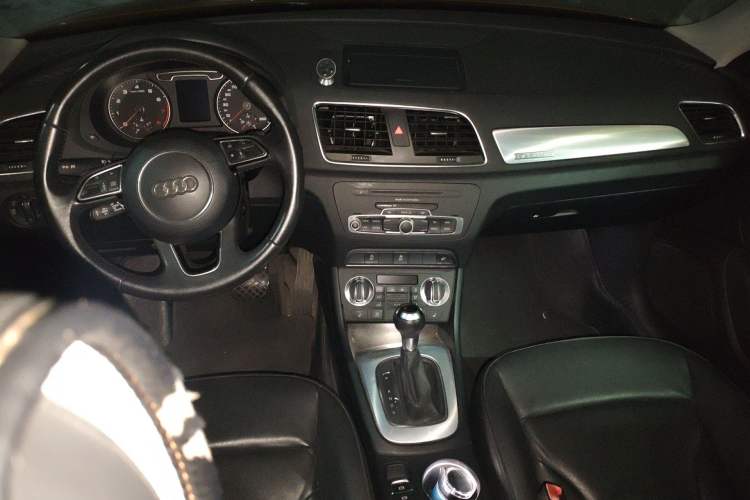 Used Audi Q3 2013 35 TFSI quattro Technology Edition Center Console