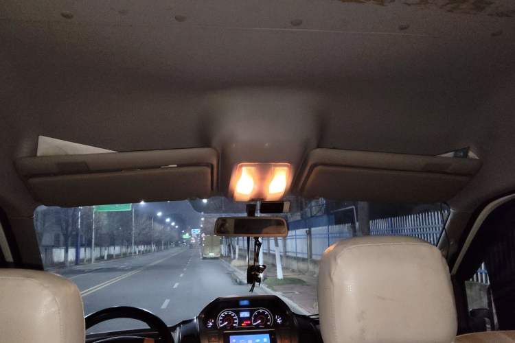 Used SAIC MAXUS Xintu V80 2014 2.5T Aotuntong Short Wheelbase Mid-Roof Model