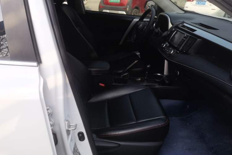 Used Toyota RAV4 2016 2.0L CVT Two-Wheel Drive Fashion Edition China V Standard Right Front Seat