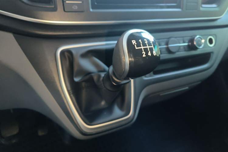 Used SAIC MAXUS Xintu V80 2024 Aoyuntong 6MT Short-Wheelbase Mid-Roof Model 147 Ps 5/6 Seats
