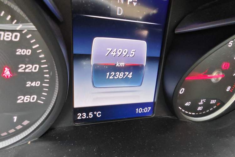 Used Mercedes-Benz C-Class 2015 Revised C 200 L Sport Edition Odometer Close Up