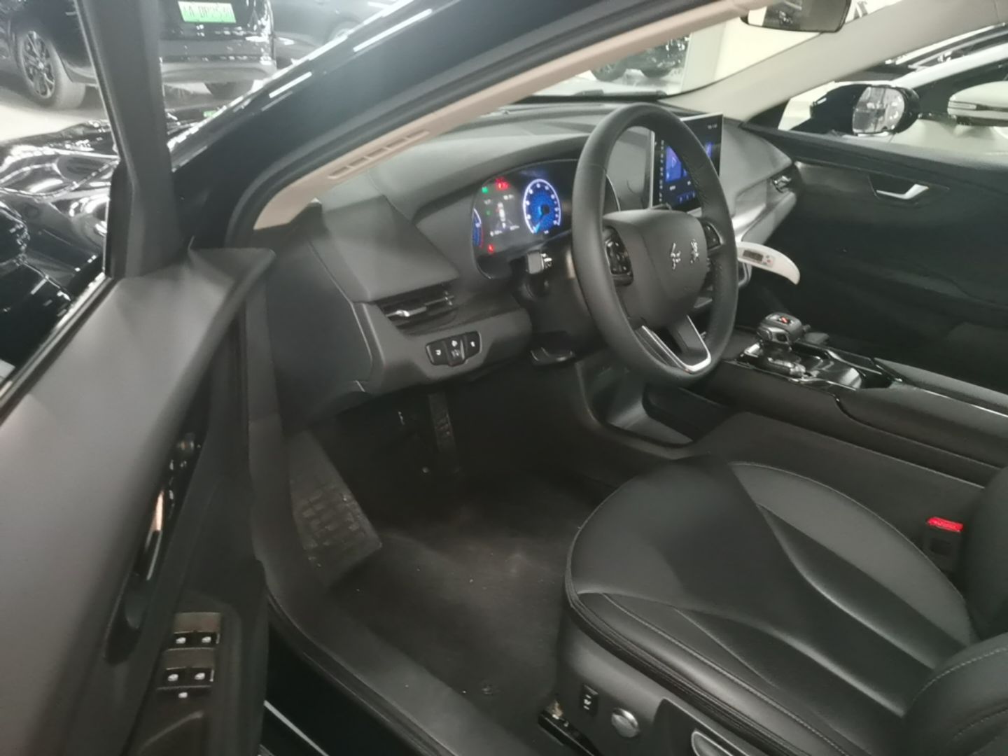 Hongqi E-QM5 2023 Base Travel Edition — снимка 18