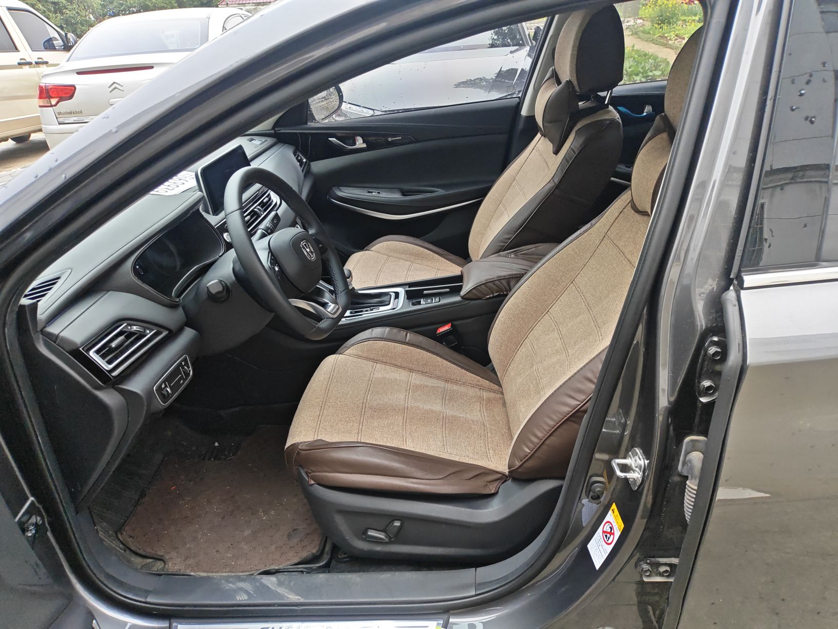 المقاعد الأمامية داخل السيارة