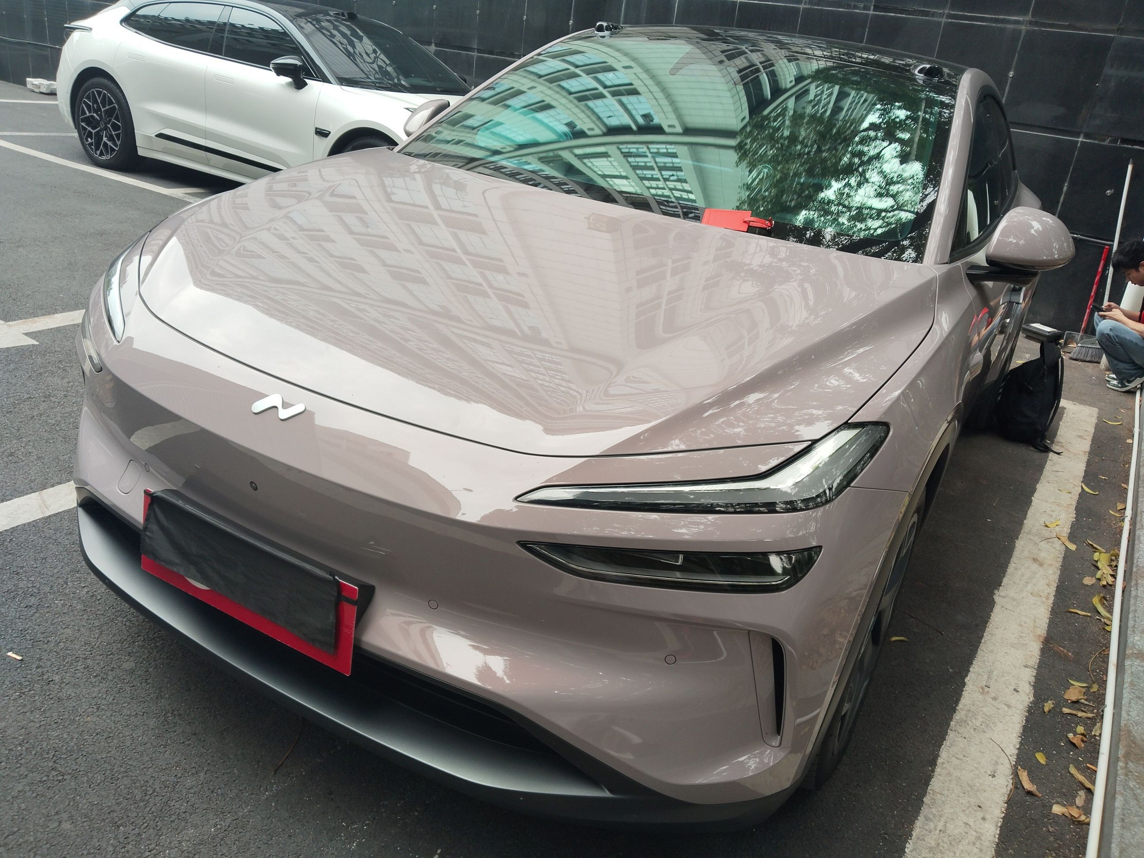 Под передней частью автомобиля