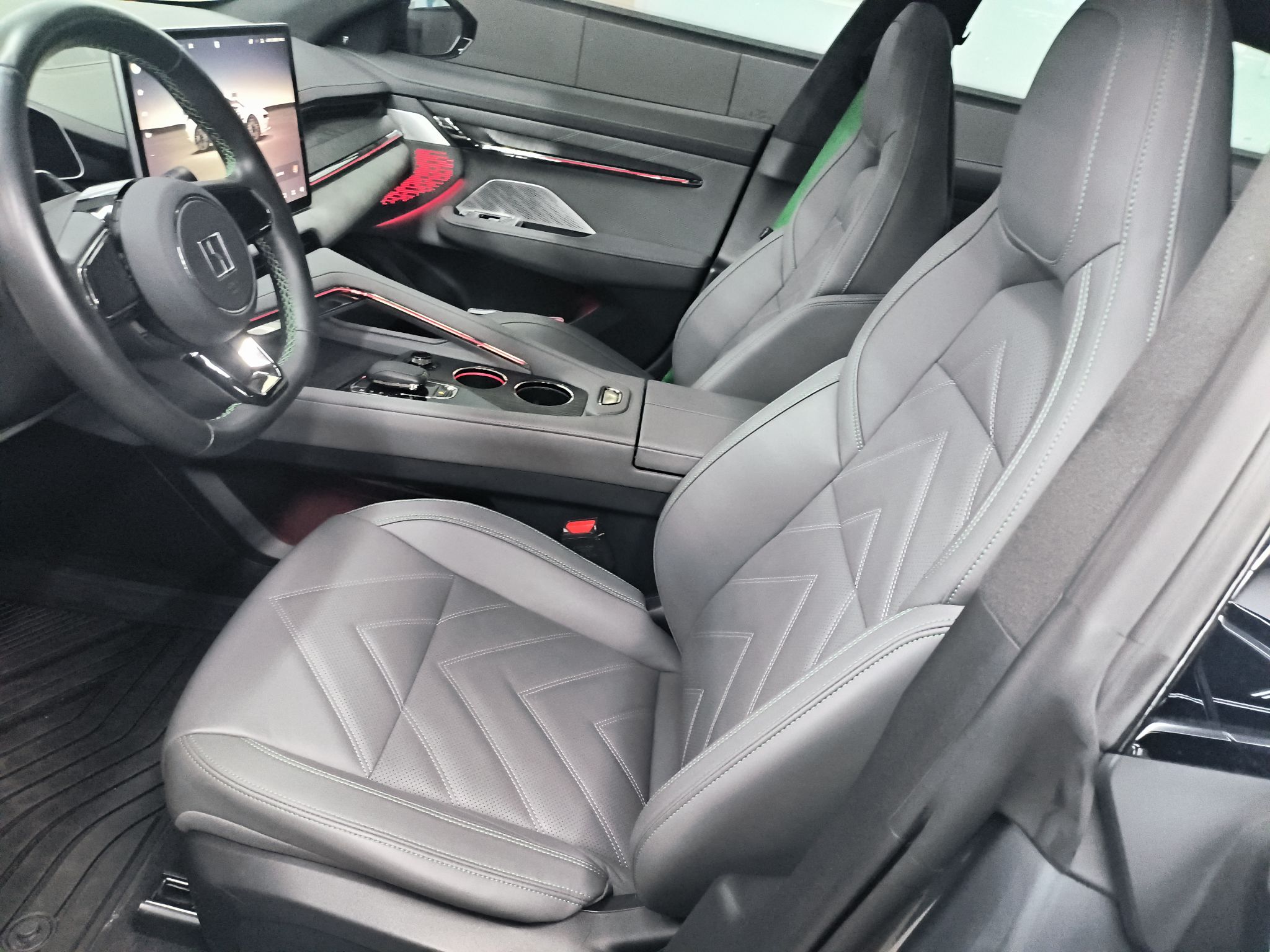 المقاعد الأمامية داخل السيارة