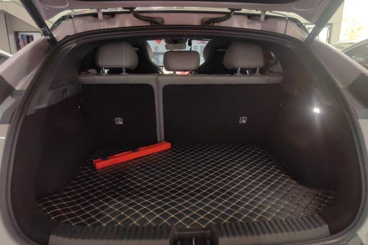 Used Lynk & Co Z20 2025 530 km Range Rear-Wheel Drive Pro Trunk