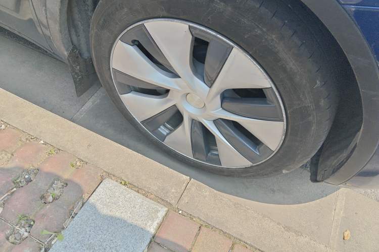 Used Tesla Model Y 2021 Long-Range All-Wheel-Drive Version Right Front Wheel Hub