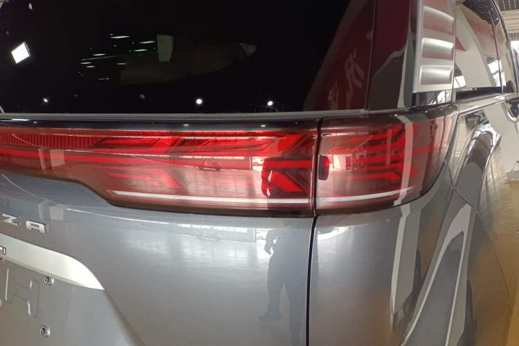 Used Denza D9 2025 DM-i Intelligent Drive 1020 Four-Wheel Drive Flagship Model