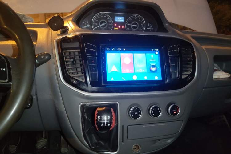 Used SAIC MAXUS Xintu V80 2018 2.5T 6-Speed Manual Aoyuntong Facelifted Short Wheelbase Mid-Height 5-6-Seater Audio And AC Panel