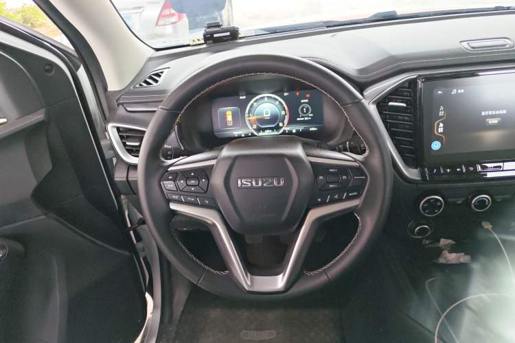 Used Isuzu D-MAX 2023 2.5T Manual 4x4 Diesel Flagship Version Standard Wheelbase Steering Wheel