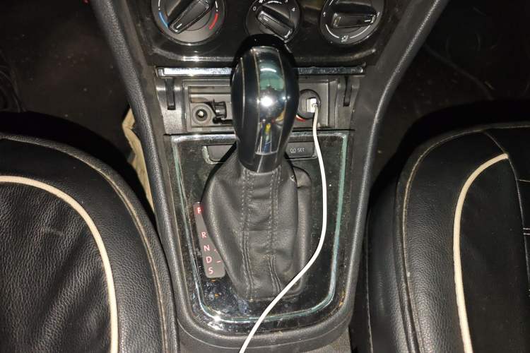 Used Volkswagen C-TREK 2018 1.5L Automatic Comfort Model Gear Lever