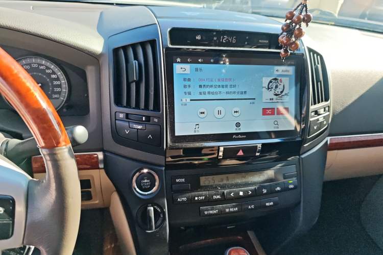 Used Toyota Land Cruiser 2015 4.0L 8-Seater Middle East Version
