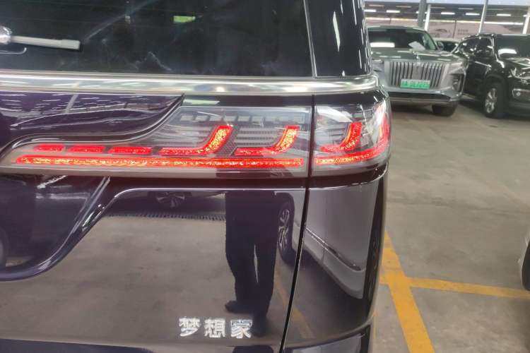 Used VOYAH Dream 2024 PHEV Ultra-Long Range Flagship Edition Exterior 3