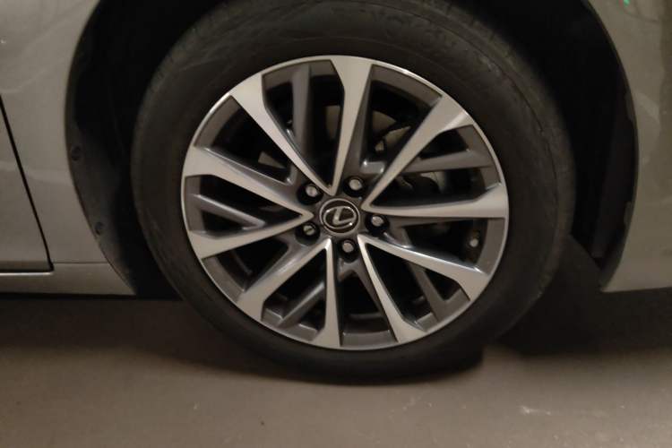 Used Lexus ES 2021 200 Excellence Edition Right Front Wheel Hub