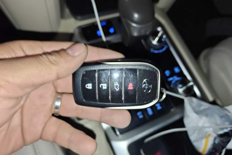 Used Toyota Land Cruiser 2020 5.7L VX-R Genuine Leather 8 Airbags Trailer Hitch Spare Tire Sunroof – Middle East Specifications
