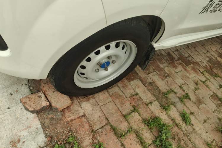 Used SRM Haoyun 2025 Standard Model Ningde 41.86kWh 305KM 6 Seats Left Front Wheel Hub