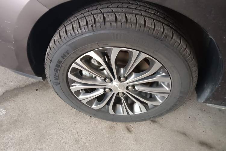 Used Buick GL8 2023 Facelifted Land Cruiser Executive Luxury Version
