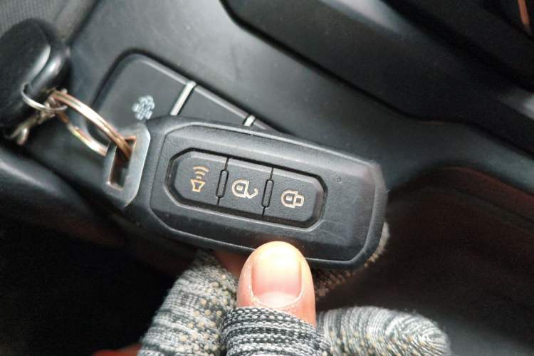 Used JMC Yuhu 7 2023 2.0T Automatic Diesel 4x4 Comfort Plus Long Wheelbase Vehicle Key