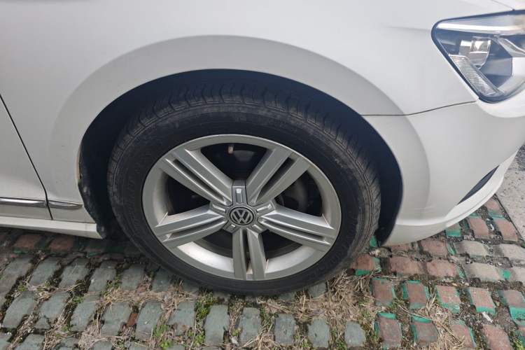 Used Volkswagen Lamando 2015 280TSI Manual Comfort Edition Right Front Wheel Hub