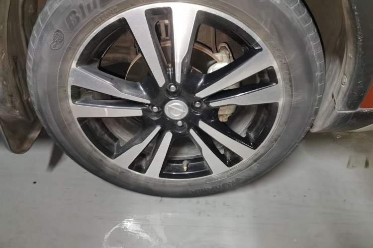 Used Nissan Kicks 2017 1.5L CVT Smart Drive Edition Right Front Wheel Hub