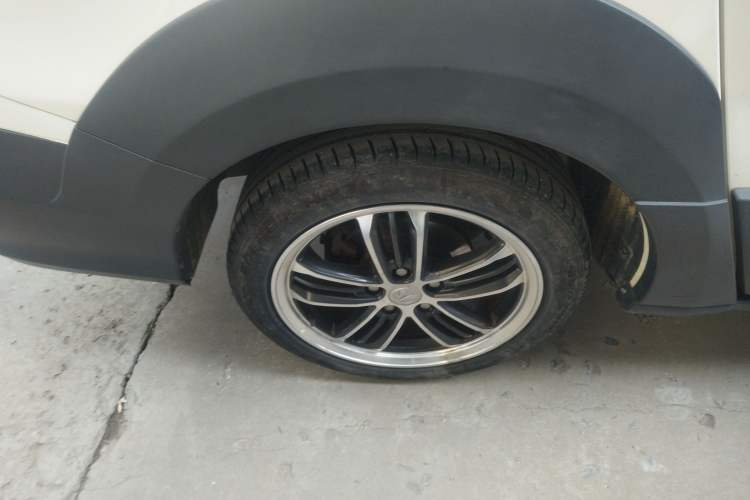 Used BAIC Weiwang M60 2017 1.5L Manual Silver Edition Right Rear Wheel Hub