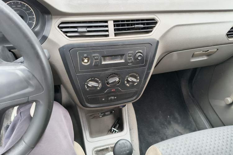 Used Wuling Zhiguang V 2017 1.2L Base Version LMH Audio And AC Panel