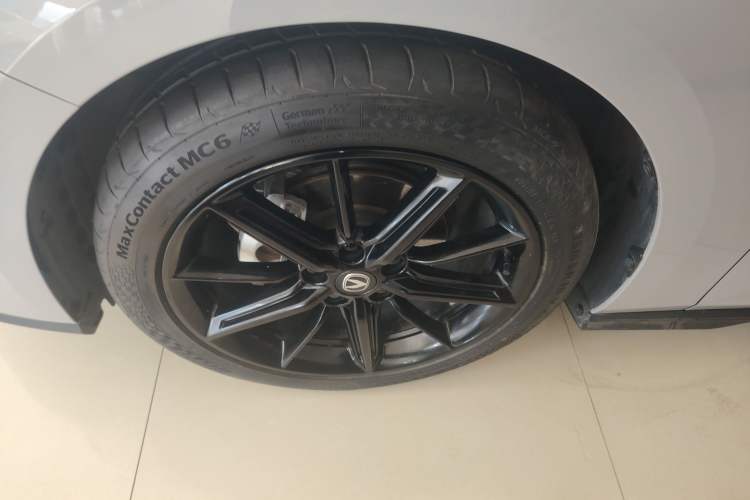 Used CHANGAN UNI-V 2022 1.5T Prestige Version Left Front Wheel Hub