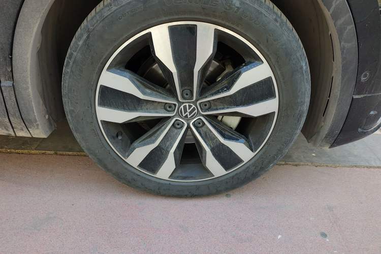 Used Volkswagen Tiguan L 2023 330TSI Automatic Two-Wheel Drive R-Line Flagship Edition Right Front Wheel Hub