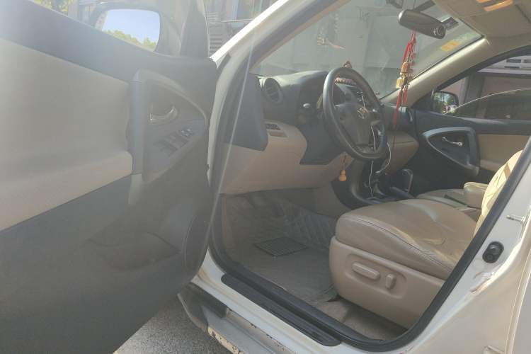 Used Toyota RAV4 2011 2.0L Automatic Luxury Edition
