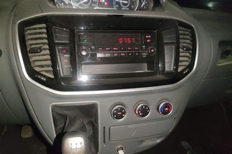 Used SAIC MAXUS Xintu V80 2019 2.5T Classic Model 6-Speed Manual Aotong Long Wheelbase Mid-Height 7-Seater
