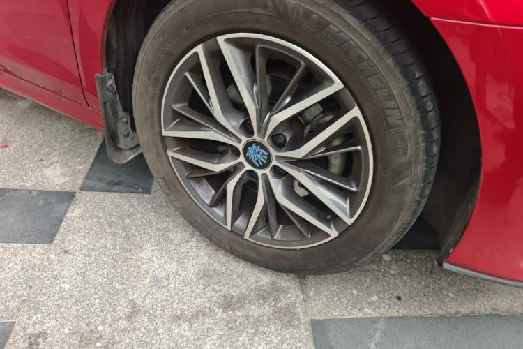 Used BYD Qin Pro New Energy 2018 DM 1.5TI Automatic Smart Connect Enjoyment Model Right Front Wheel Hub