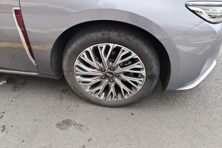 Used Hongqi H5 2023 2.0T Automatic Smart Connect Flagship Edition Right Front Wheel Hub