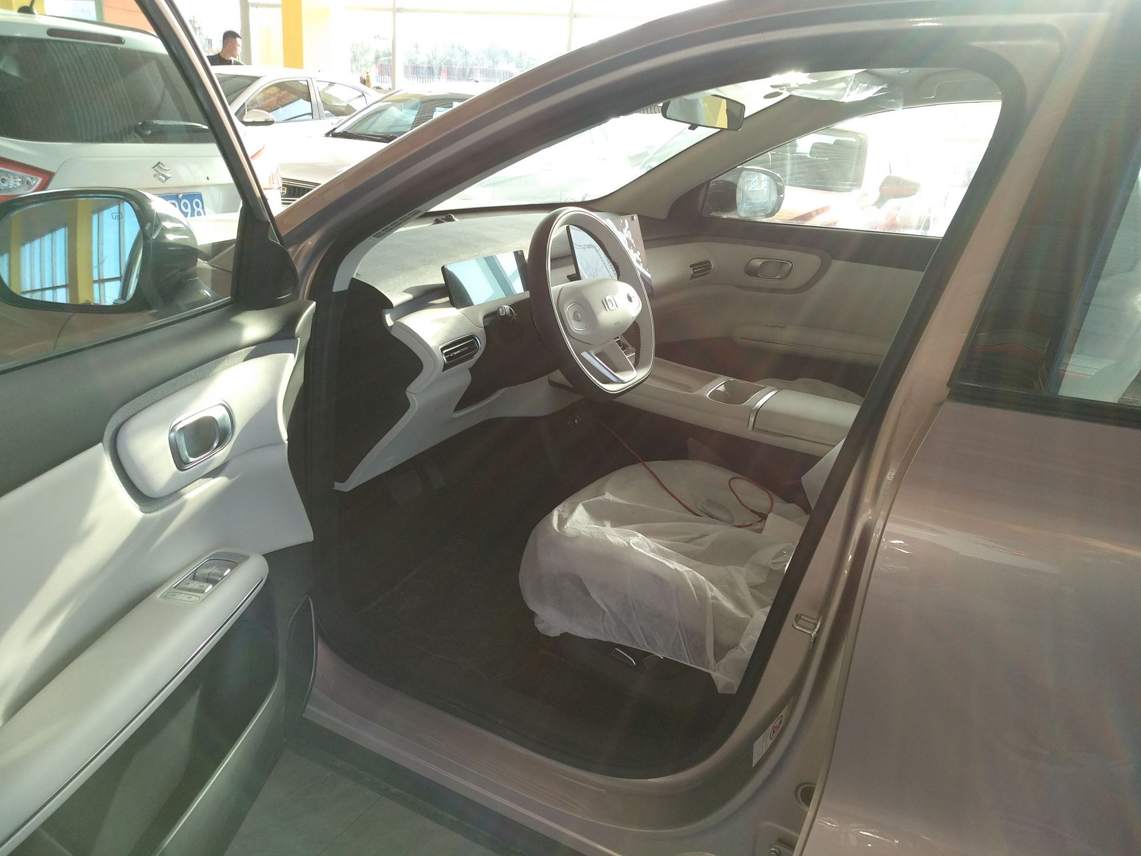 المقاعد الأمامية داخل السيارة