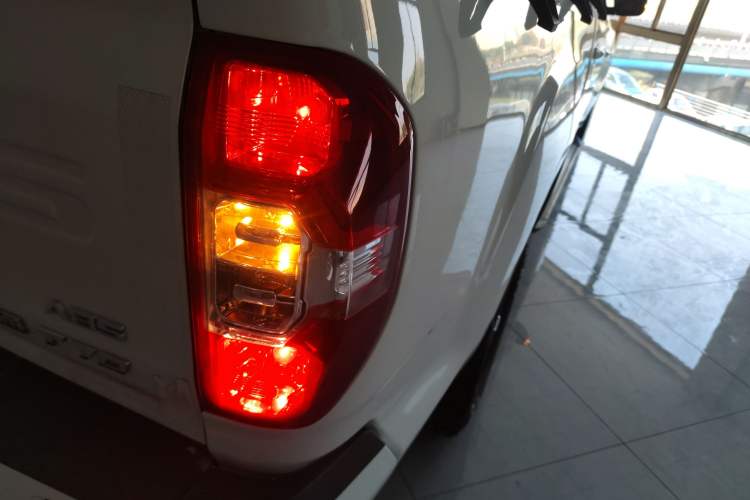 Used SAIC MAXUS T70 2019 2.0T Diesel Manual Two-Wheel Drive Comfort Version with Long Body and High Ground Clearance
