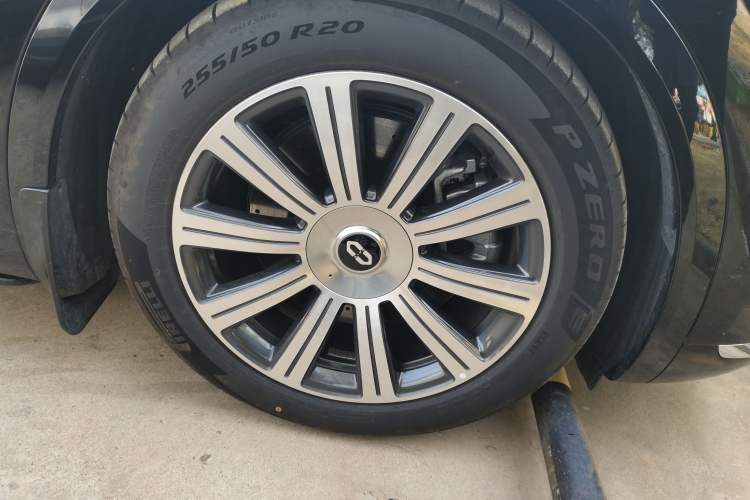 Used Hima AITO M8 2025 Extended-Range Max Version 37 kWh 5-Seater Right Front Wheel Hub