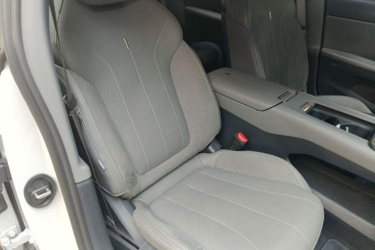 Used Lynk & Co 07 2024 EM-P 126 Long-Range Halo Right Front Seat