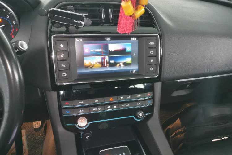 Used Jaguar F-PACE 2016 2.0T Two-Wheel Drive Urban Luxury Edition
